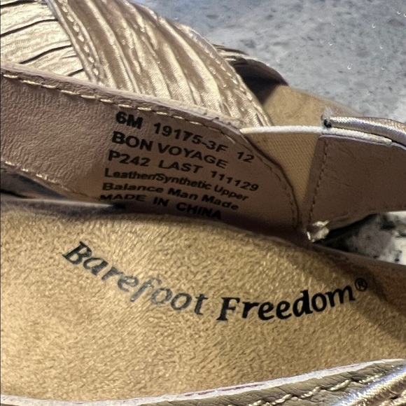 Baretraps NWOB BareTraps Textured Gold Metallic Sandals Size 6 - Picture 2 of 8